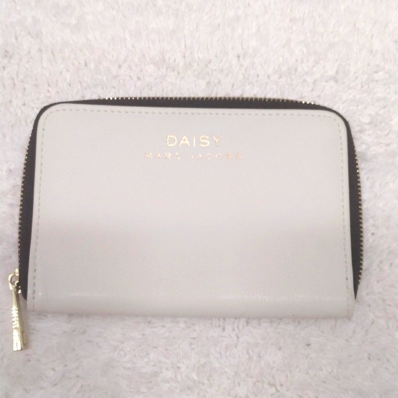 Marc Jacobs Handbags - Daisy Marc Jacobs Pouch White Ivory Wallet Clutch